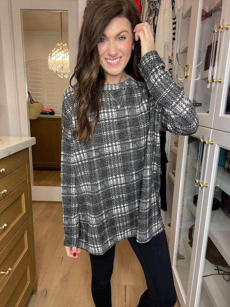 *BELLES & DOORBUSTER* Cue the Easy Tunic in White/Black *Final Sale*