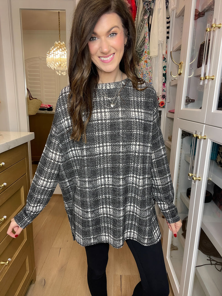 *BELLES & DOORBUSTER* Cue the Easy Tunic in White/Black *Final Sale*