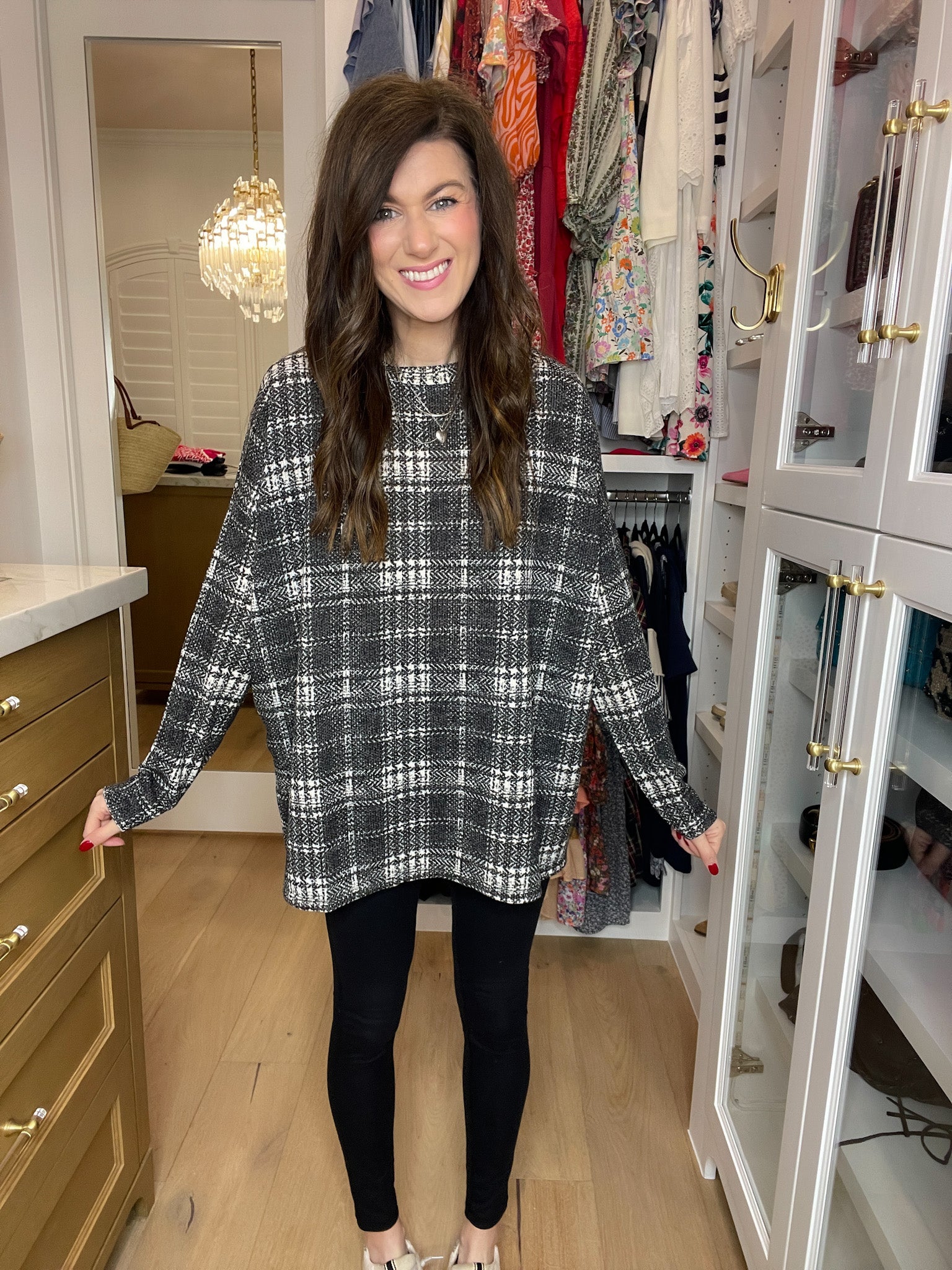 *BELLES & DOORBUSTER* Cue the Easy Tunic in White/Black *Final Sale*