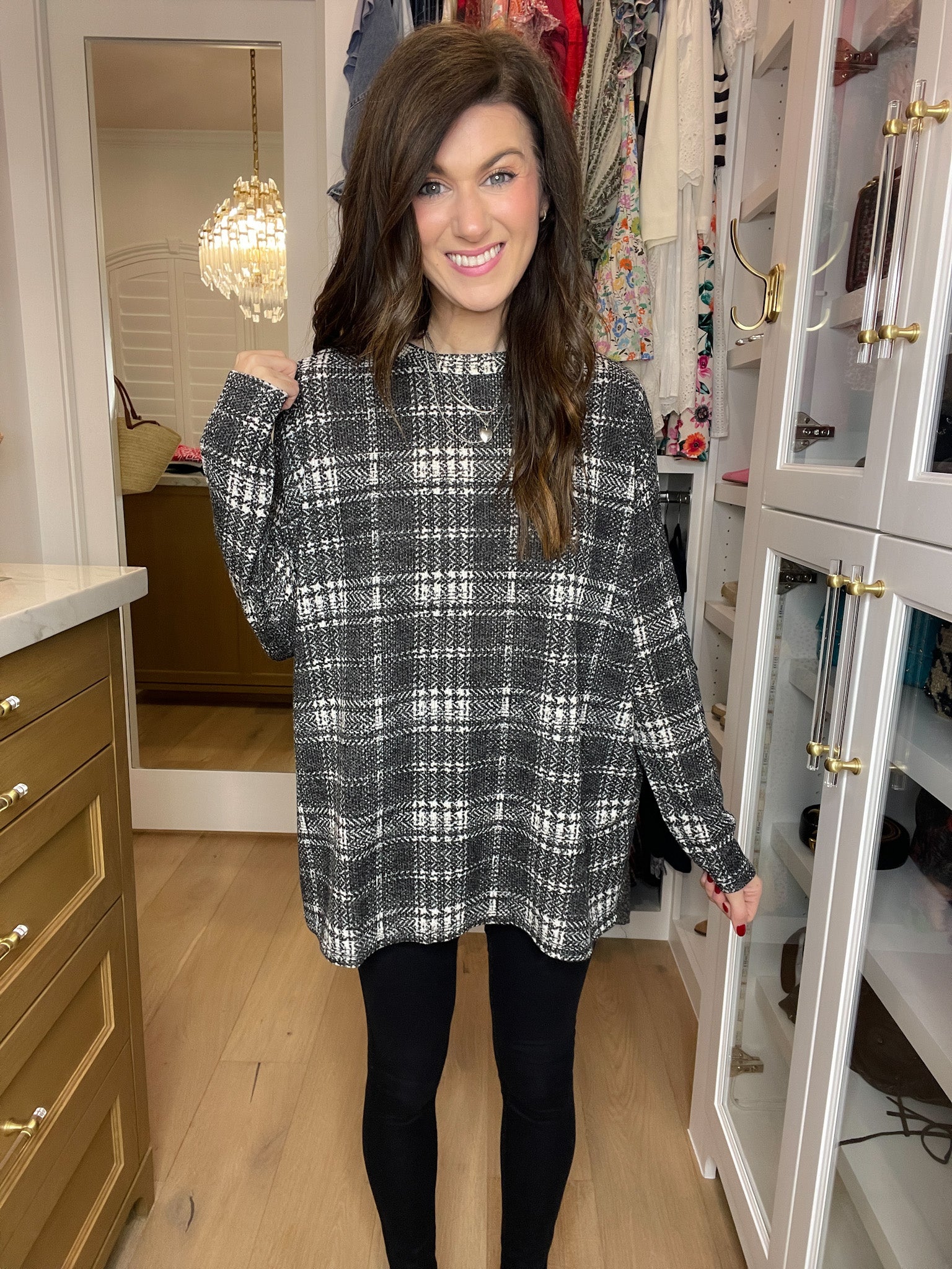 *BELLES & DOORBUSTER* Cue the Easy Tunic in White/Black *Final Sale*