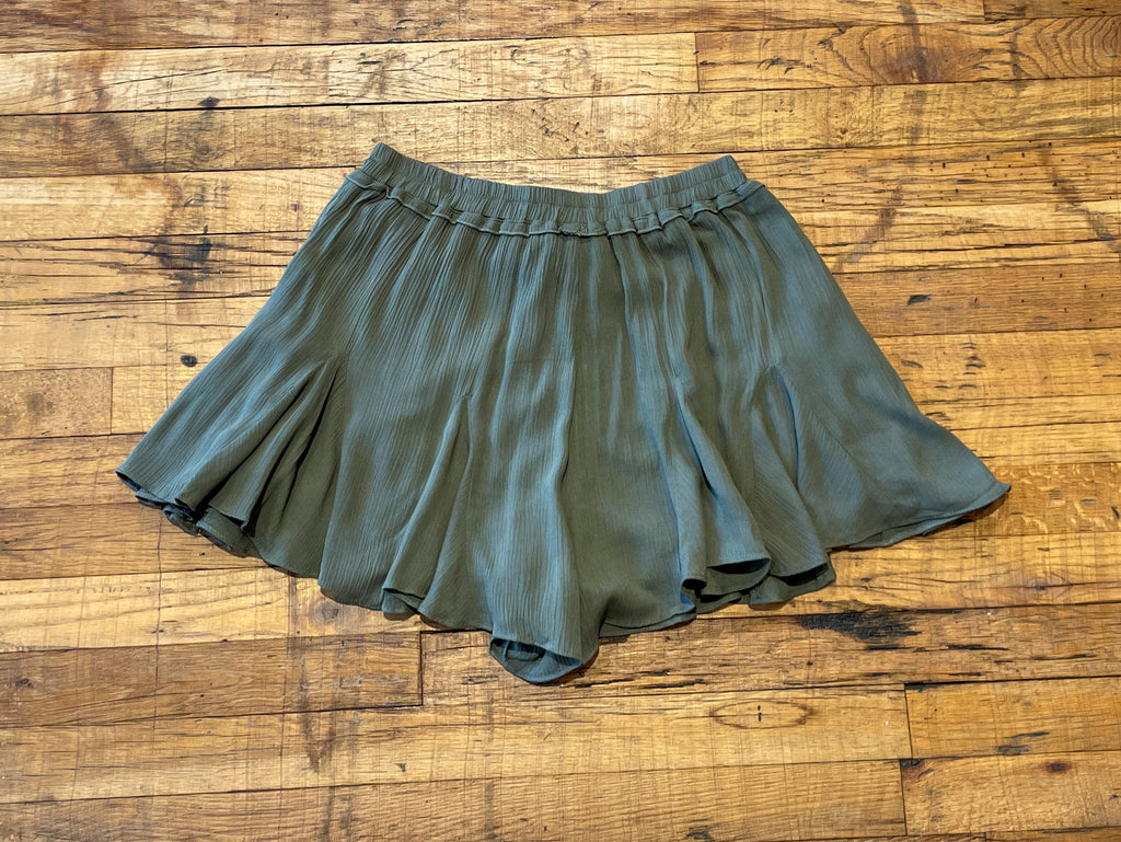 Lo Shorts in Olive