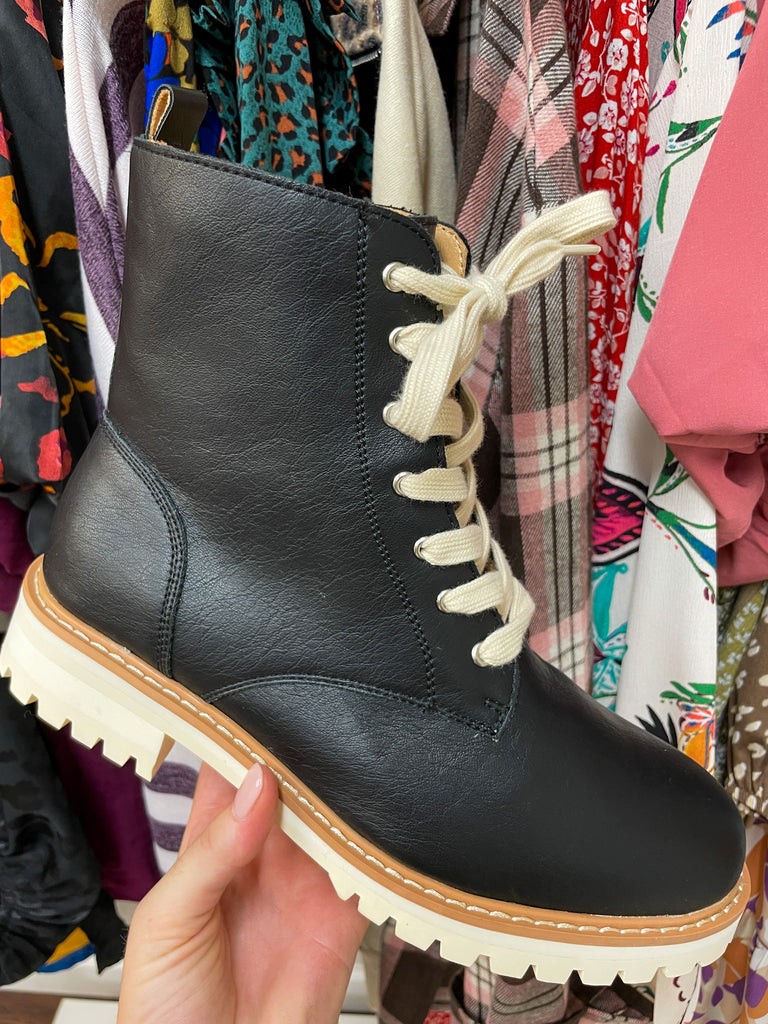 Aurora Hiking Boots in Black