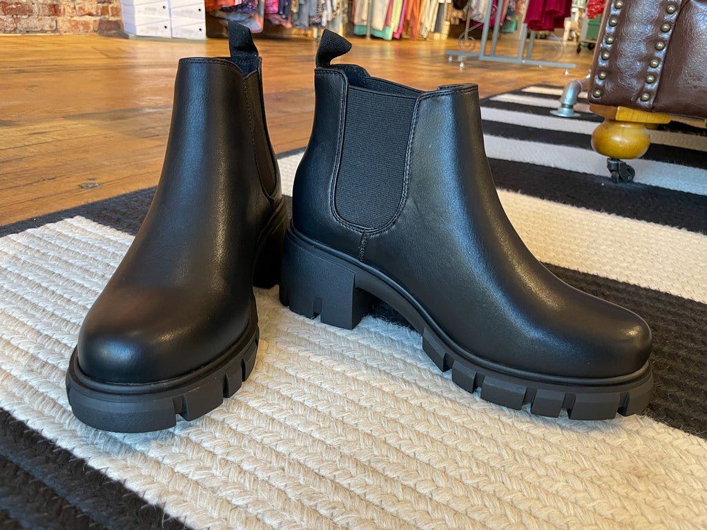Clapton Chelsea Boots in Black